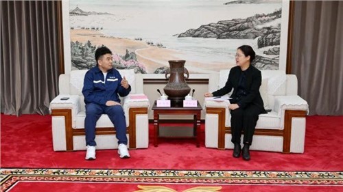 欽州市市委書(shū)記鐘暢姿會(huì)見(jiàn)中偉股份董事長(zhǎng)、總裁鄧偉明一行